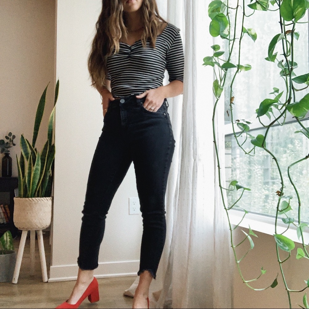 Comfortable Black Jeans with ankle cropped hem